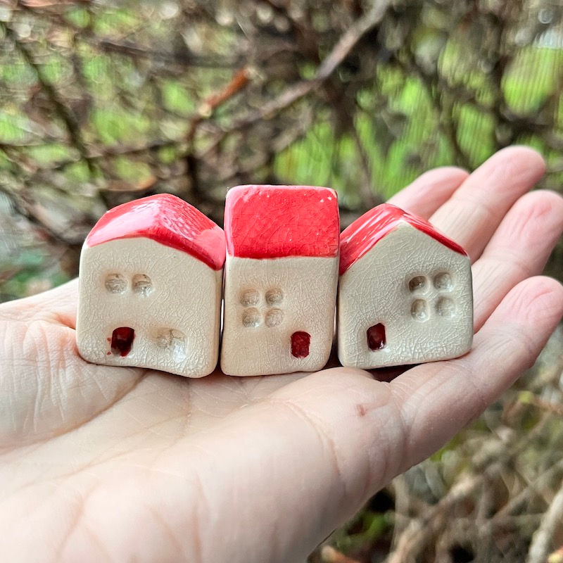 Miniature : Trois petites maisons au toit rouge