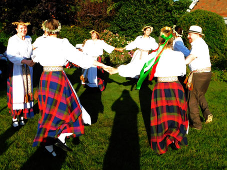 Lithuanian folk singers and dancers
