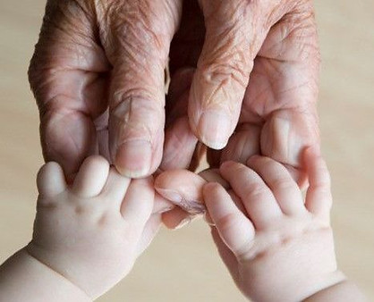 mains-dune-personne-agee-avec-celles-dun-bebe-.jpg