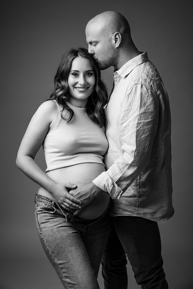 schwangere Frau mit ihrem Ehemann beim Fotoshooting im Fotostudio im Koblenz bei Olga Schulz