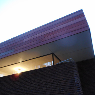 Het eindresultaat. Dakrand in Padoek. De dakoversteek in Rockpanel.