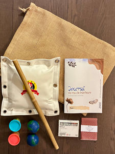 Trousse thérapeutique MIGS ouverte contenant le Journal de ma vie intérieure, crayons de couleur, bâton de rotin et pochette en tissu, outils utilisés en séance