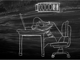 Dessin à la craie sur tableau noir montrant une personne effondrée à son bureau, illustrant les signaux du burnout avant l'effondrement