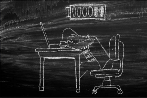 Dessin à la craie sur tableau noir montrant une personne effondrée à son bureau, illustrant les signaux du burnout avant l'effondrement