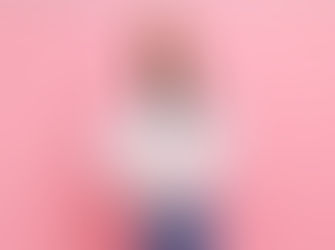 Femme portant une couronne en carton sur fond rose, illustrant le masque du narcissisme et la fausse confiance en soi