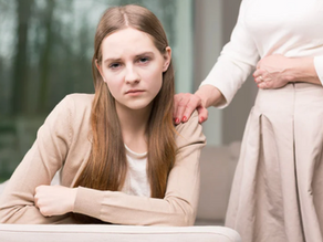 Adolescente le regard triste avec une main posée sur son épaule, illustrant la souffrance silencieuse des ados et le besoin d'écoute