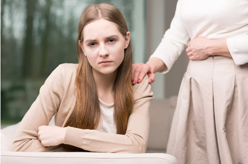 Adolescente le regard triste avec une main posée sur son épaule, illustrant la souffrance silencieuse des ados et le besoin d'écoute