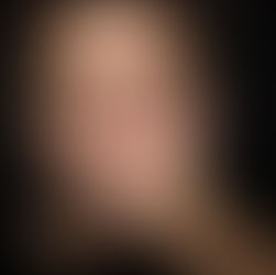 Homme se couvrant la bouche, illustrant la difficulté des hommes à exprimer leurs émotions et consulter un thérapeute