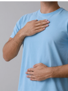 Personne pratiquant la respiration émotionnelle avec une main sur le thorax et une main sur le ventre, technique clé de la méthode MIGS pour tous les exercices