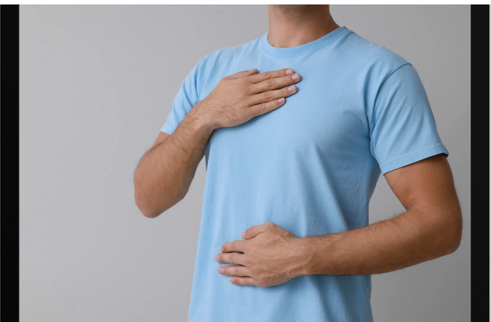 Personne pratiquant la respiration émotionnelle avec une main sur le thorax et une main sur le ventre, technique clé de la méthode MIGS pour tous les exercices