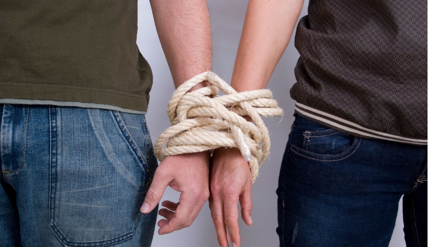 Mains liées par une corde illustrant la dépendance affective et les schémas relationnels répétitifs