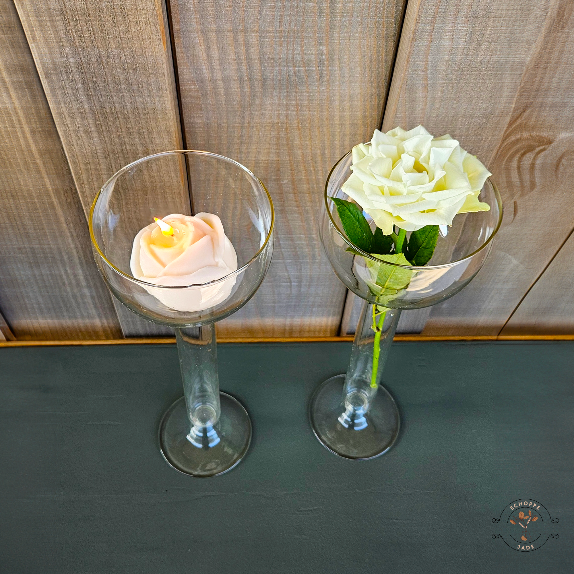 Deux vases ou bougeoirs en verre