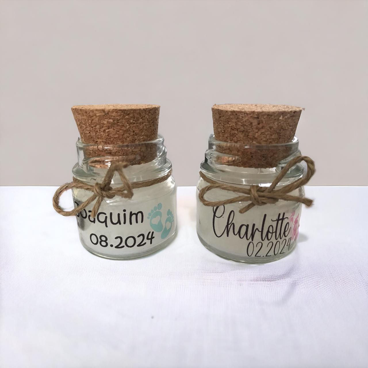Vela aromatizada no pote de vidro personalizado a seu gosto com tampa de cortiça. Perfeita para lembrancinha de maternidade.