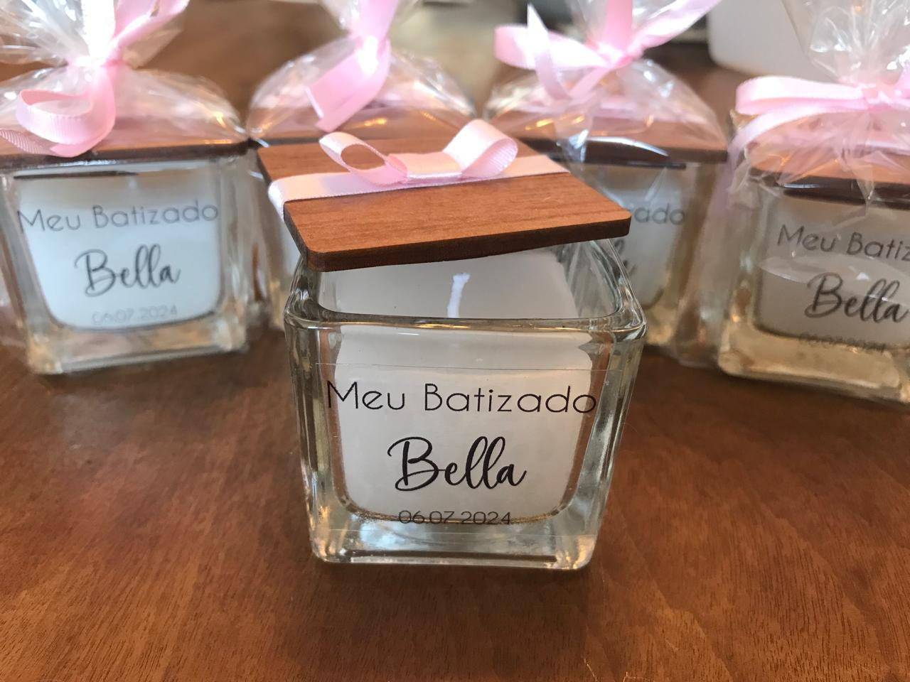 Vela artesanal aromatizada no pote de vidro quadrado personalizado, com tampa de madeira e laço.