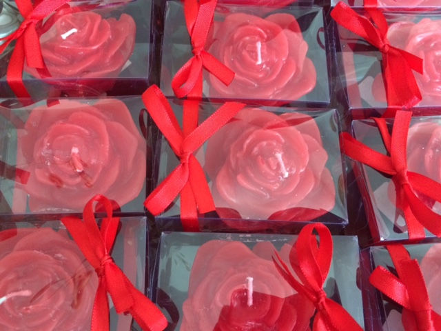 Vela em formato de rosa para lembrancinha de aniversário, dia das mães ou dia das mulheres.