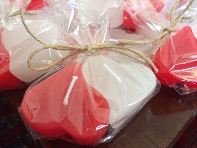 Conjunto com 2 velas em formato de coração que se encaixam formando um lindo par.