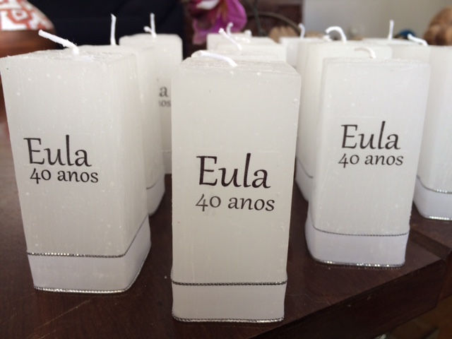 Vela retangular personalizada com seu nome e uma fita na base, para sua lembrancinha de aniversário e topo de bolo.