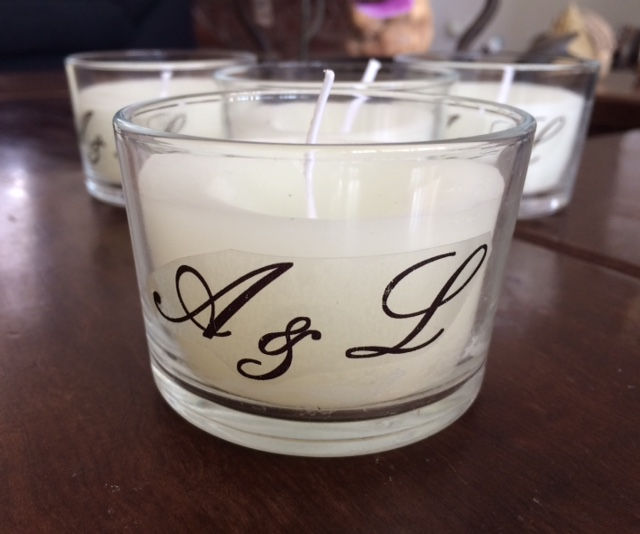 Vela no copo de vidro personalizado com as inicias, nome, frase ou como desejar.
