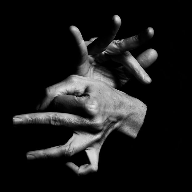 Gros plan artistique des mains avec lumière sculpturale