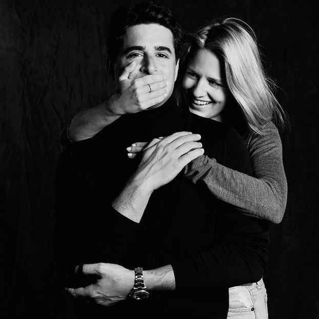 Portrait de couple noir et blanc avec émotion complice