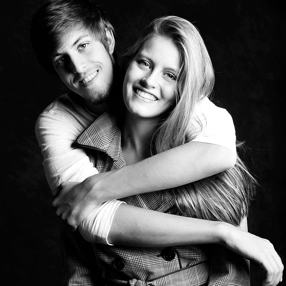 Portrait en N&B de frères et sœur exprimant joie et présence naturelle