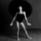 Portrait artistique en noir et blanc d’une jeune jeune danseuse