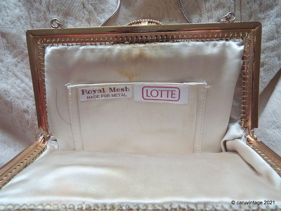 Thumbnail: Lotte Royal Mesh gold metal mesh evening bag with filigree clasp