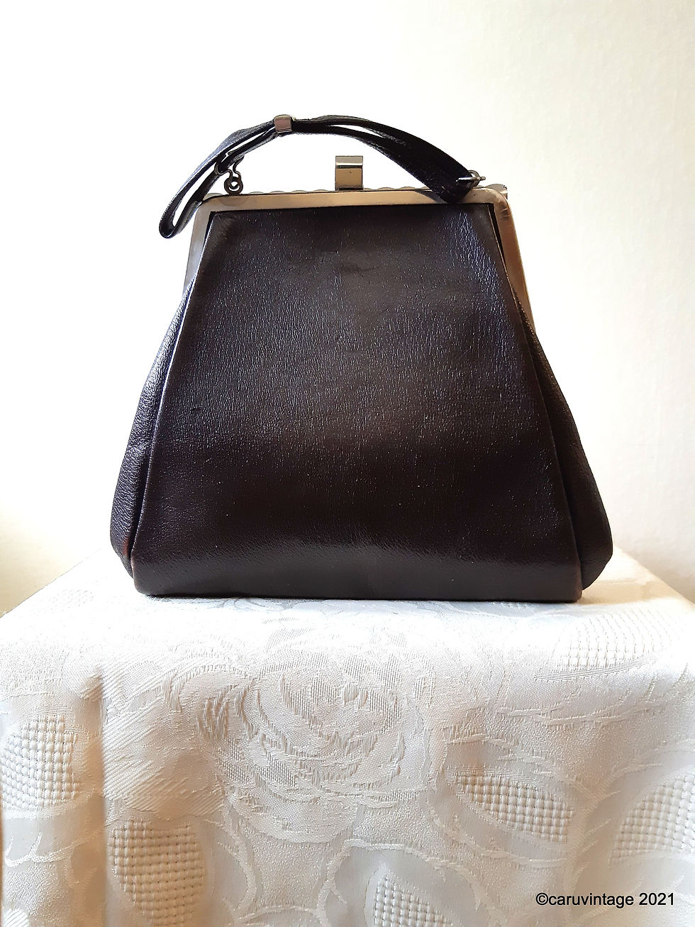 Thumbnail: 1920s/30s Brown leather handbag with inner hinged purse