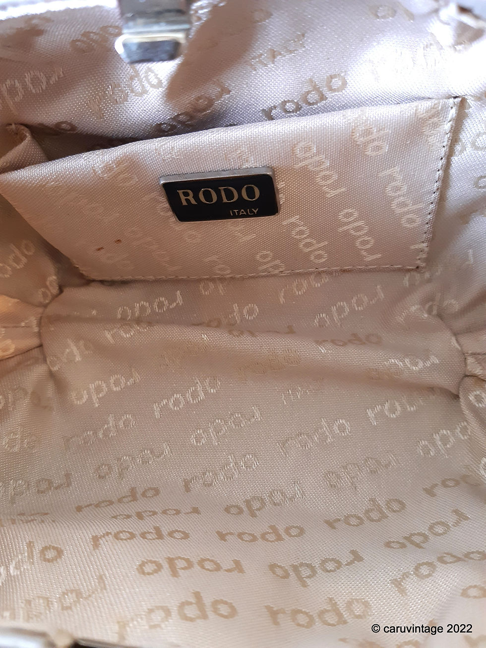 Thumbnail: Rodo Italy pearly silver small hardshell handbag