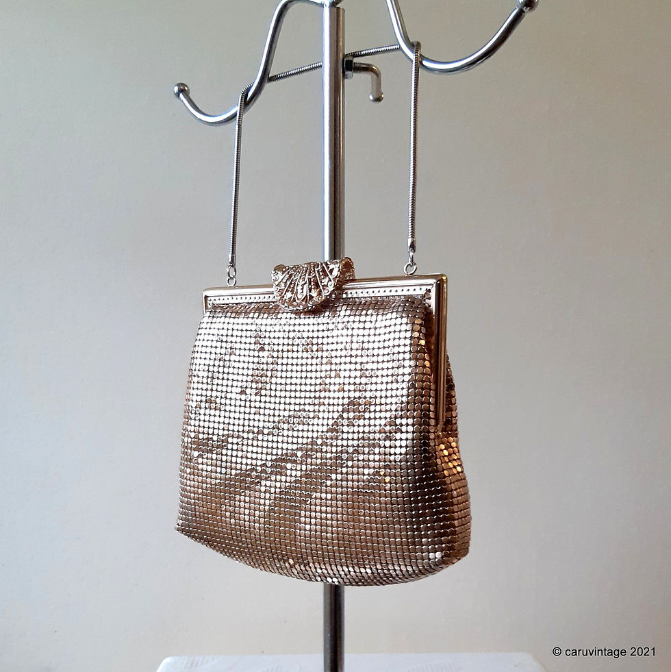 Thumbnail: Lotte Royal Mesh gold metal mesh evening bag with filigree clasp