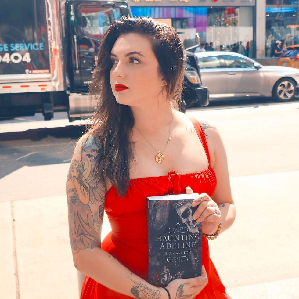 photo de l'autrice avec son livre