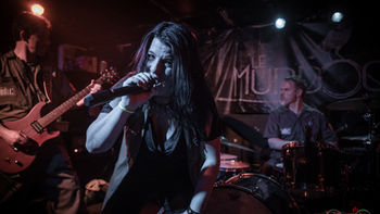 [entrevue] Emman — Trouver sa voix dans le chaos du métal