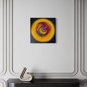 Couronne, peinture abstraite carrée de Zineb YASSIN : un large cercle jaune lumineux entoure une profondeur violette, animée par un œil central, des rayons clairs et une petite forme verte.