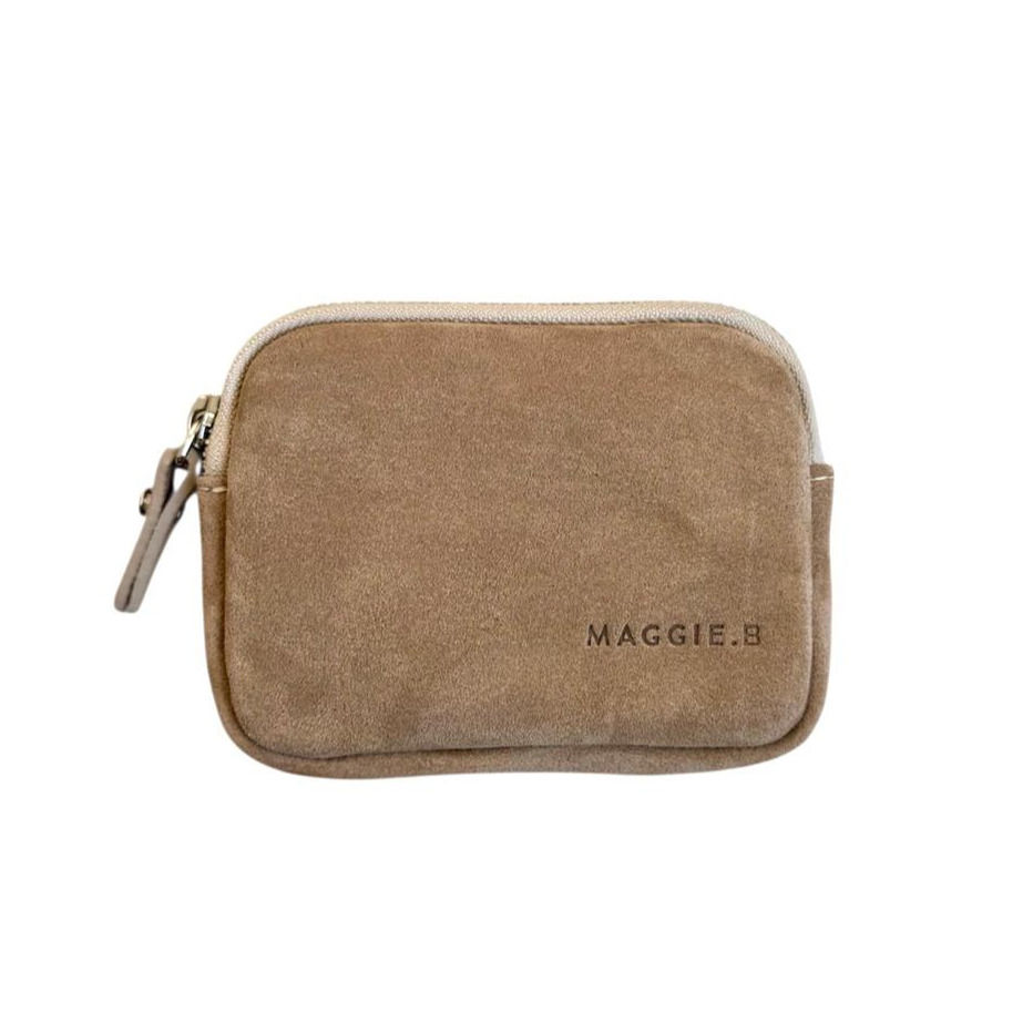 Beige Wildleder-Geldbörse mit Reißverschluss und Beschriftung MAGGIE B, MINI von vorne.