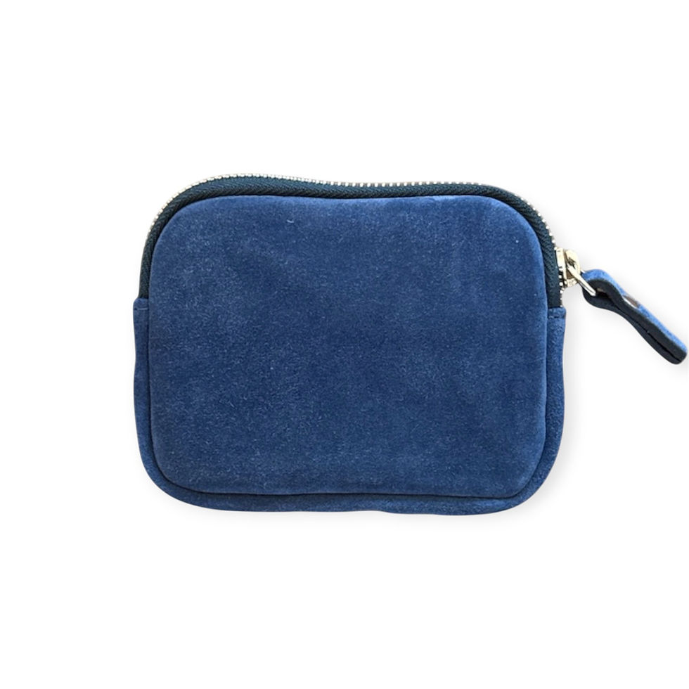 Blaue Wildleder-Geldbörse mit Reißverschluss und Beschriftung MAGGIE B, MINI von hinten.