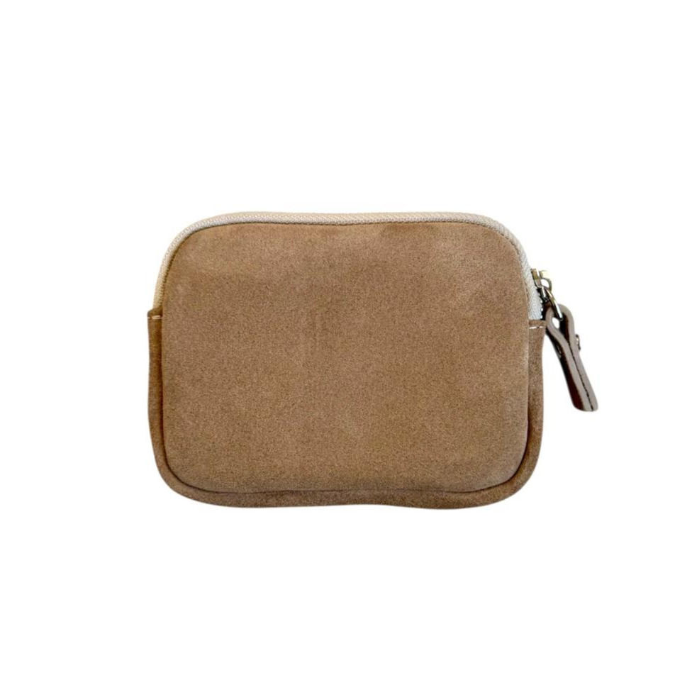 Beige Wildleder-Geldbörse mit Reißverschluss und Beschriftung MAGGIE B, MINI von hinten.