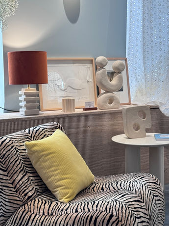 Fauteuil Rotondo imprimé tigre avec coussin velours jaune The Socialite Family — scénographie intérieure, merchandising et parcours client