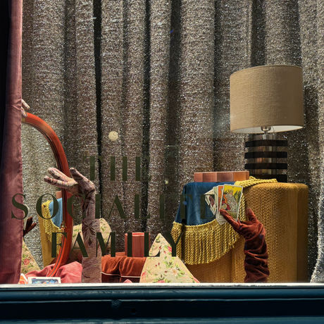 Vitrine de Noël The Socialite Family — décors sur le thème de diseuse de bonne aventure, mains gantées des tissus de la collection en velours, jacquard feuillage.