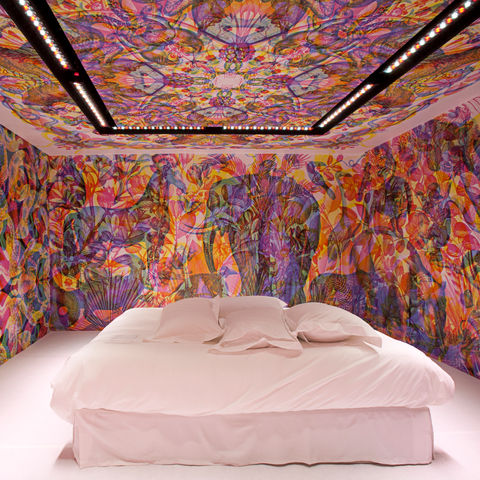 Installation artistique immersive — chambre blanche avec murs et plafond papier peints RGB "JUNGLA" de Carnovsky - Curation, scénographie et installation studio Laetitia Simonin