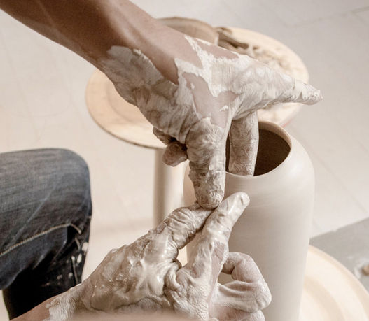 Exposition Human Made — mains travaillant la terre au tour de potier