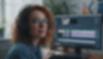 freepik__fai-una-donna-in-primo-piano-con-occhiali-cuffie-d__14203.jpeg