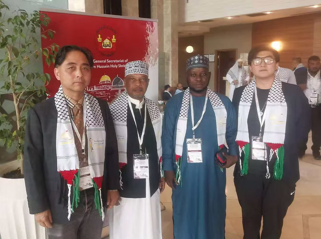 Representative of Panda Aid, Lee Siu Hin (first from the left) and Mr. Xu (first from the right) during the conference.