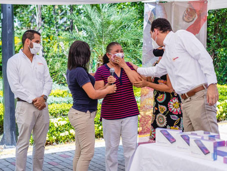 Esenttia dona tabletas a la educación publica de Cartagena