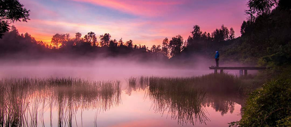 Danau Menawan di Sekitar Gunung Semeru yang Bikin Pengin Piknik