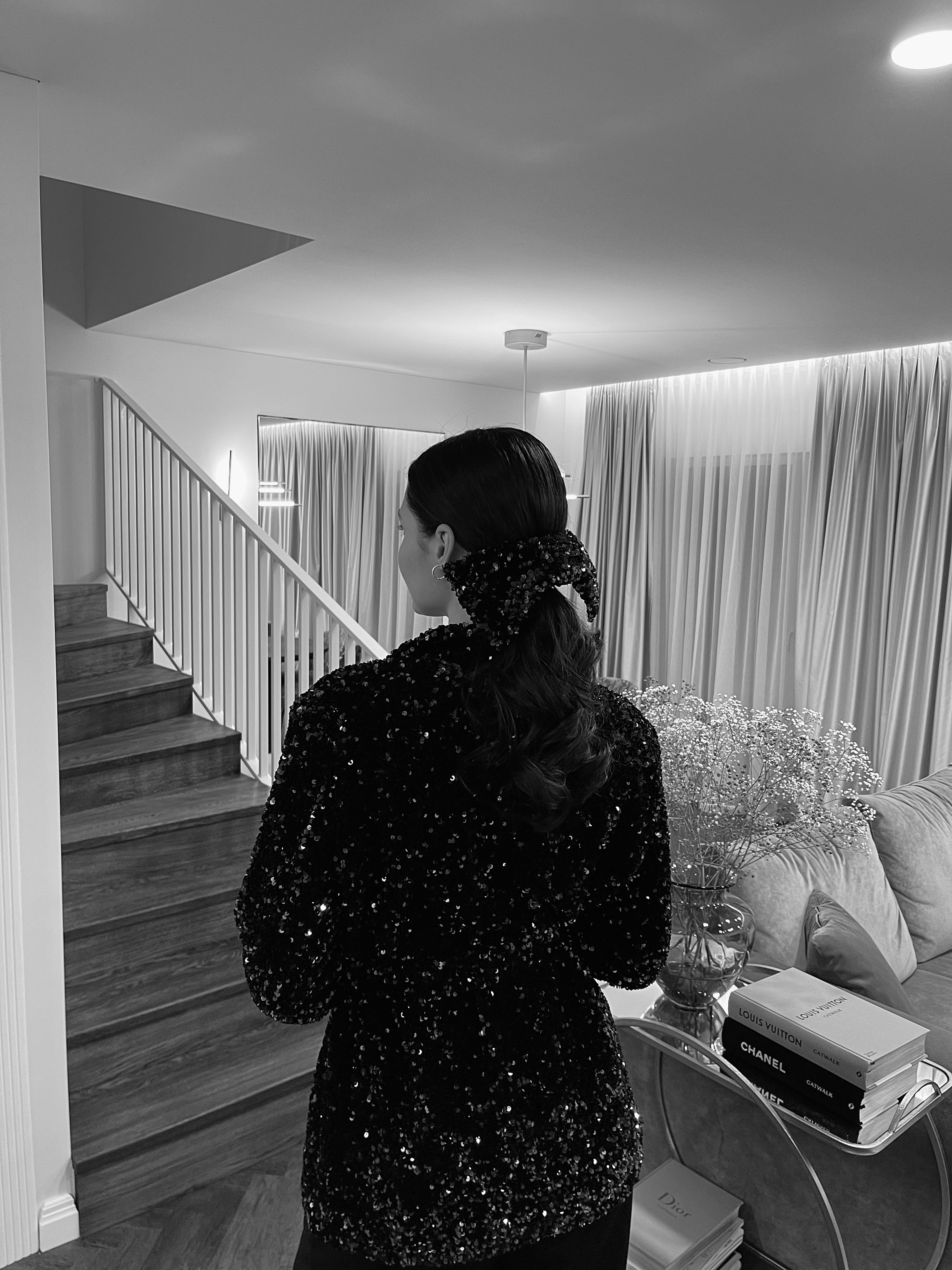 Juodas žėrintis kaspinas į plaukus