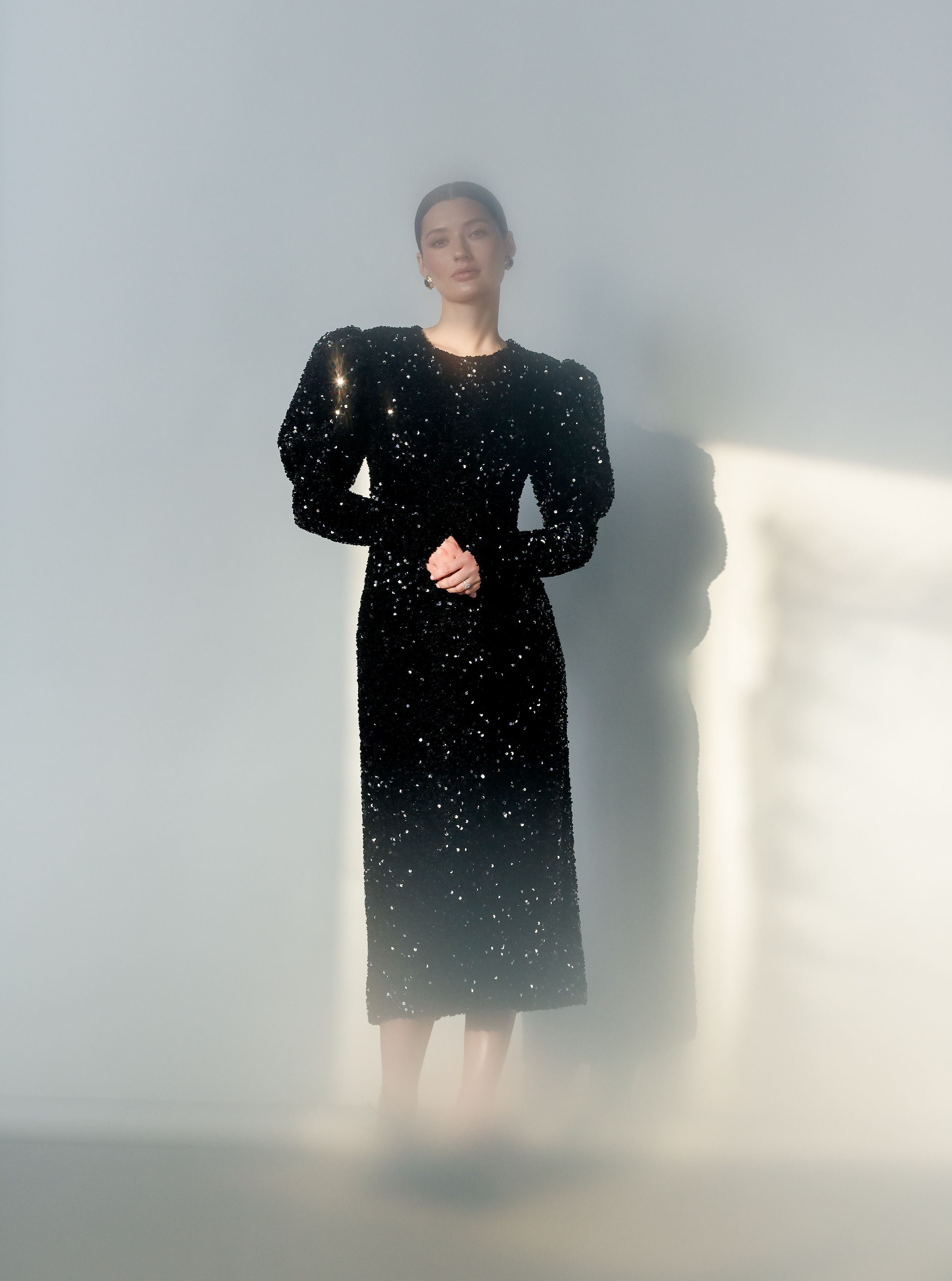 Žėrinti suknelė su pūstais pečiais