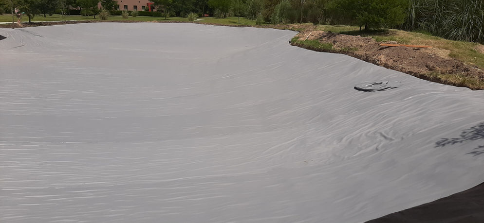 Membrana PVC impermeabilizacion lagunas artificiales espejos de agua argentina AQUALINER