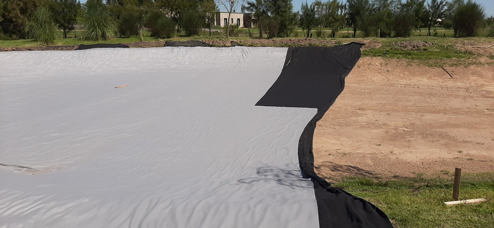 Membrana PVC impermeabilizacion lagunas artificiales espejos de agua argentina AQUALINER