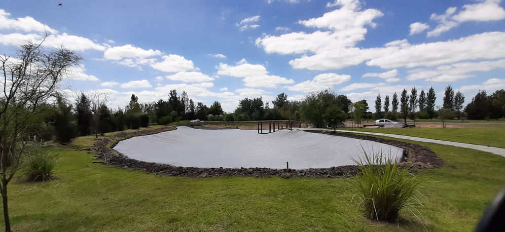 Membrana PVC impermeabilizacion lagunas artificiales espejos de agua argentina AQUALINER
