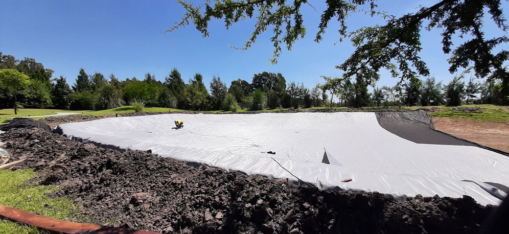 Membrana PVC impermeabilizacion lagunas artificiales espejos de agua argentina AQUALINER